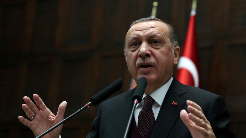 Erdogan küsst schluchzendes Mädchen in Uniform: “Wenn Du Dich opferst, werden wir Dich ehren!”