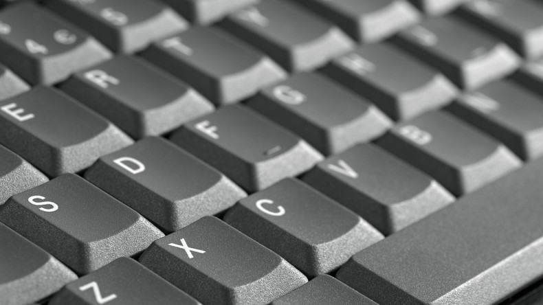 Informatikunterricht ohne Computer: Kreativer Lehrer aus Ghana zeichnet MS-Word-Dokument an Tafel