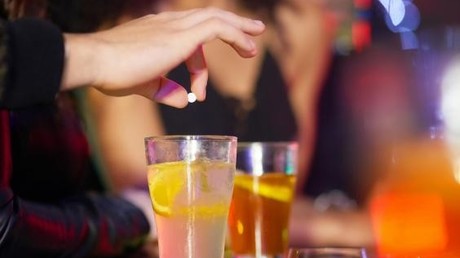 Studentin entwickelt Serviette, die Drogen in Getränken erkennen kann
