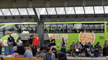 International gesuchter Schleuser geht bei Routinekontrolle im Fernreisebus Polizisten ins Netz
