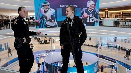 Leichte Beute: CNN-Mitarbeiter entdeckt heikle Unterlagen zu Super-Bowl-Terrorgefahr in Flugzeug