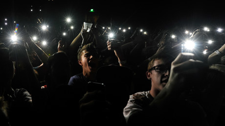 Es werde Licht: Wrestling-Fans beleuchten Turnierfinale mit Smartphones