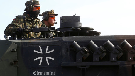 Es ist wieder soweit: Ex-US-Botschafter fordert "Germans to the front!"