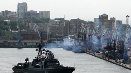 Russischer Zerstörer aus der Pazifikflotte fängt Feuer
