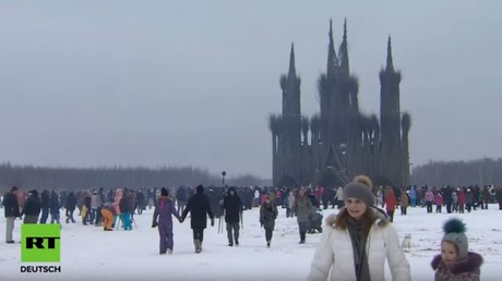 LIVE: Masleniza-Feierlichkeiten: Skulptur einer gotischen Kathedrale wird abgebrannt