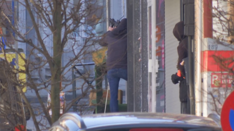 Bewaffneter hat sich in Gebäude verschanzt - Großer Polizeieinsatz in Brüssel