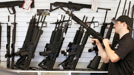 Mit Waffen zum Gottesdienst: Prediger glorifiziert AR-15-Gewehr als Apokalypse-"Zepter"