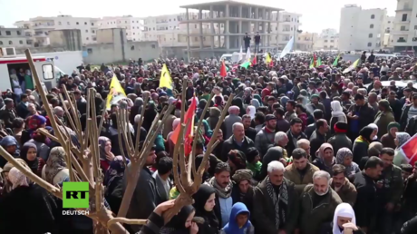 Syrien: Tausende beklagen gefallene YPG-Kämpfer bei Trauerzug in Afrin