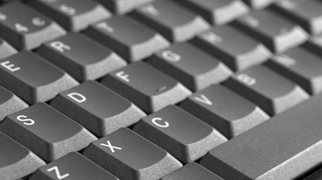 Informatikunterricht ohne Computer: Kreativer Lehrer aus Ghana zeichnet MS-Word-Dokument an Tafel