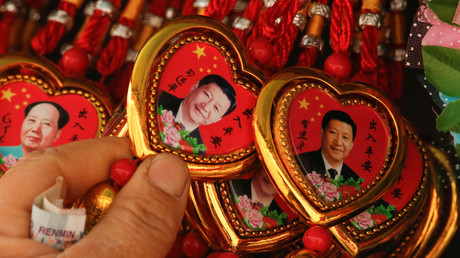Souvenirs mit dem Bild Xi Jinpings und Mao Zedongs, Peking, China, 26. Februar 2018.