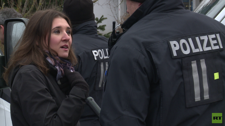 Hinter den Kulissen: Protestler bedrängen RT-Reporterin in Kandel - Polizei schaut zu (Video)