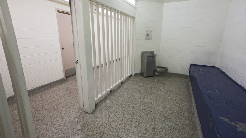 Was weißt du schon von Ausdauer: Mutmaßlicher Drogenhändler hält 47-tägigen "Toiletten-Streik" aus