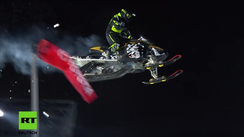 Höhenflüge über Moskau: Die besten Snowboarder messen sich auf dem Big-Air (Video)