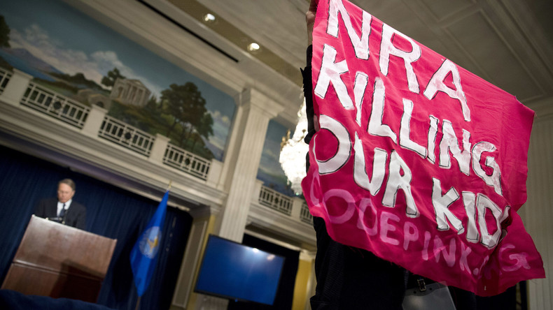 Amerikanische NRA pumpte zwecks Disziplinierung Millionen in US-Schulen