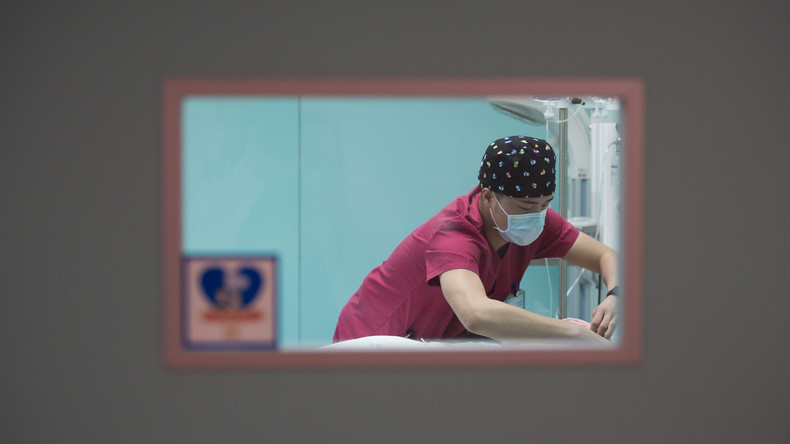 Mädchen aus China nimmt zu, um Vater zu retten