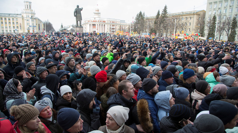 Trauer, Wut und viele Fragen nach Kaufhausbrand: Demonstration im sibirischen Kemerowo (Video)