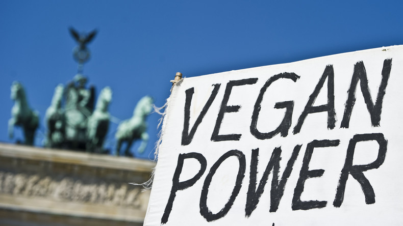 Provokation gegen Demonstration: Restaurantchef isst Fleisch vor tobenden Tierschützern