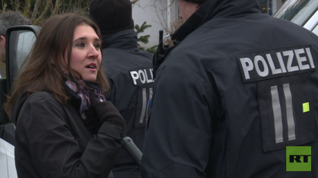 Hinter den Kulissen: Protestler bedrängen RT-Reporterin in Kandel - Polizei schaut zu (Video)