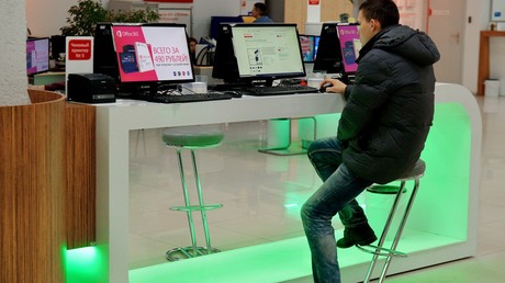 Umfrage: Hälfte aller Russen würde lieber auf das Trinken als auf das Internet verzichten