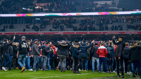 Französische Hooligans stürmen Fußballfeld in Lille und attackieren eigene Spieler