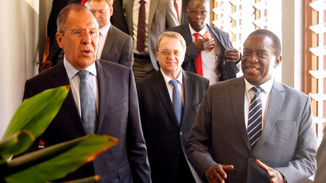 Simbabwes Präsident Emmerson Mnangagwa zusammen mit dem russischen Außenminister Sergej Lawrow in Harare, Simbabwe, am 8. März 2018.