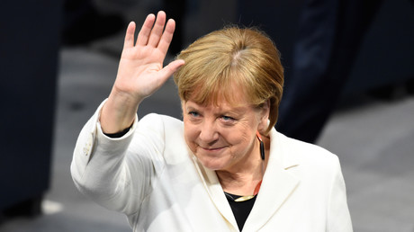 Polizei überwältigt Mann in der Nähe von Kanzlerin Merkel