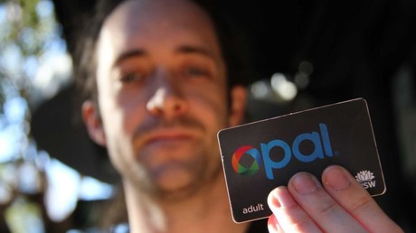 Australischer Wissenschaftler pflanzt sich gültigen Fahrkarten-Chip ein – Strafe wegen Schwarzfahrt