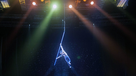 Akrobat des Cirque du Soleil stürzt vor Publikum in den Tod