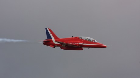 Strahltrainer renommierter britischer Kunstflugstaffel bei Übungsflug in Wales abgestürzt