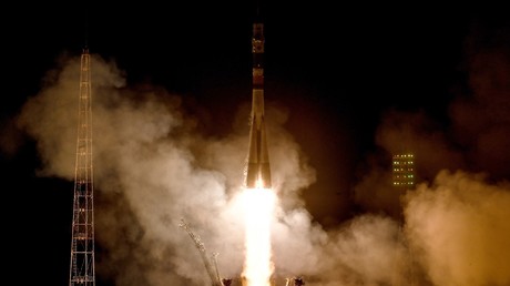Drei Raumfahrer mit WM-Ball zur Raumstation ISS gestartet