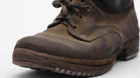 Rassismus per Mausklick: Online-Händler verkauft Stiefel in der N-Wort-Farbe