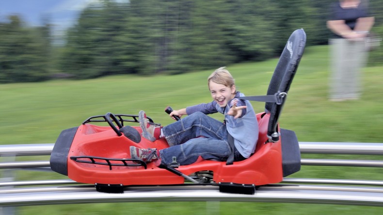 Kleiner Junge nimmt Auto und macht Spritztour, "um Freundin zu beeindrucken" (VIDEO)