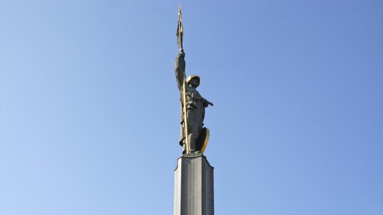 Unbekannte schänden Heldendenkmal der Roten Armee in Wien
