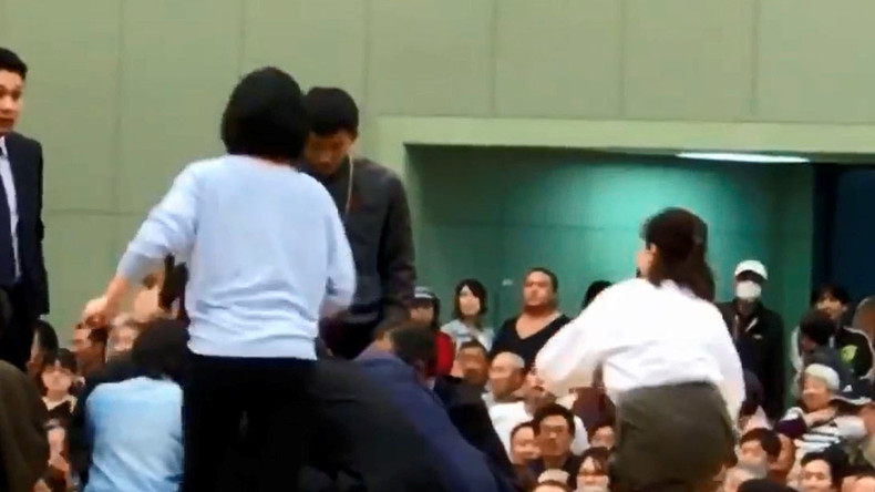 Darf man(n) nicht berühren: Frauen wollen Hilfe leisten und werden aus dem Sumo-Ring geworfen