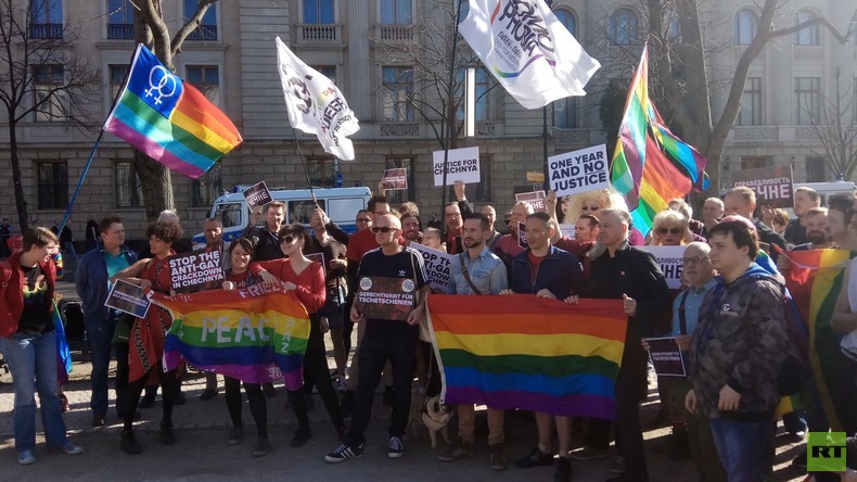 Gegen angebliche Schwulenverfolgung in Tschetschenien: Protest vor der Russischen Botschaft