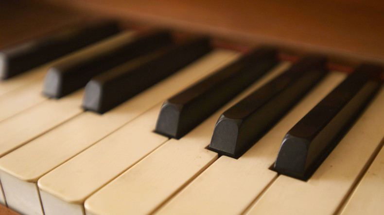 Musiker spielt traditionelle Weihnachtsmelodien der letzten 500 Jahre