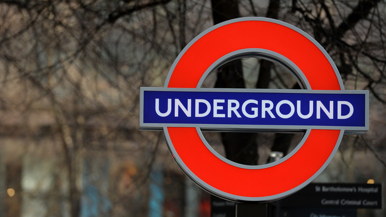 Tut Buße, ihr Sünder: Mann zitiert Bibel in Londoner U-Bahn, und Fahrgäste springen aus Zug