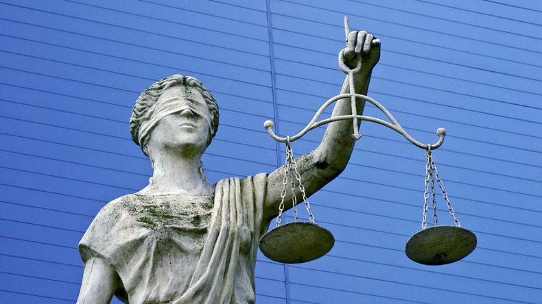 "Teufel im Babystrampler": Vater des Mordes an adoptierter Tochter angeklagt