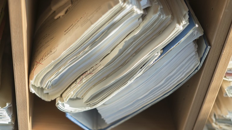 Anwalt isst Prozessakten im Gerichtssaal: Gericht verhängt Geldstrafe und ordnet Entzug an