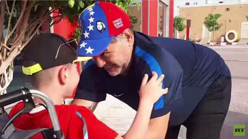 Einmal mit Maradona Fußball spielen: Legende erfüllt Jungen ohne Beine dessen Traum (VIDEO)