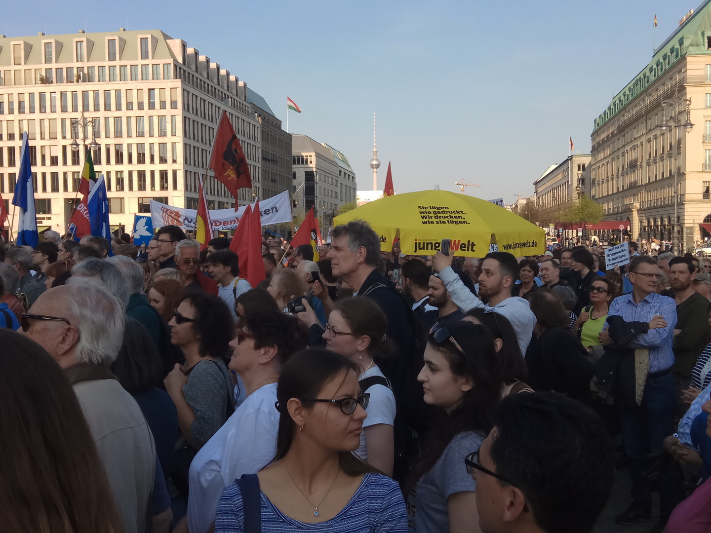 Demonstration vor US-Botschaft in Berlin: "Nein zum Krieg gegen Syrien - Rückkehr zum Völkerrecht!"