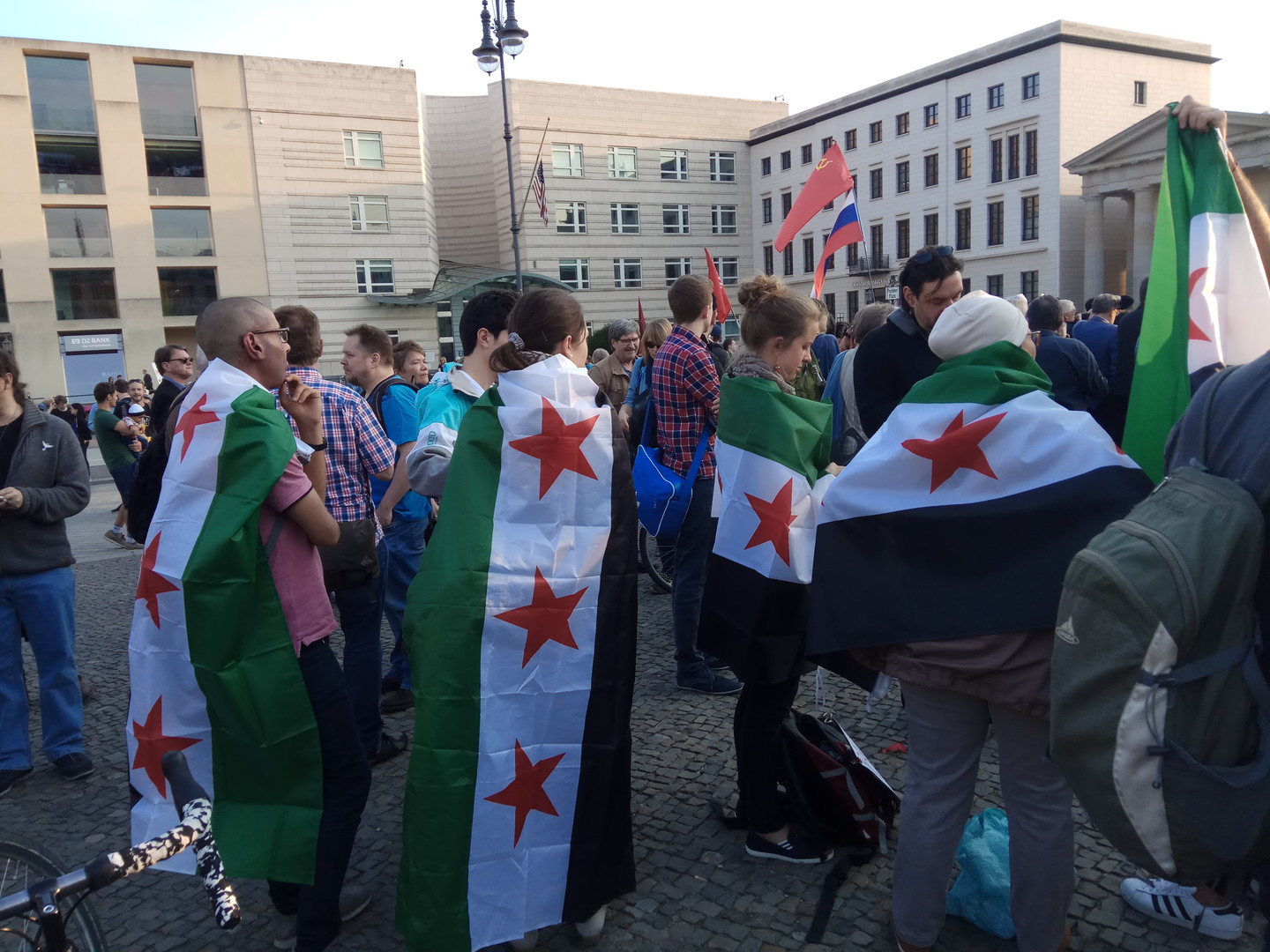 Demonstration vor US-Botschaft in Berlin: "Nein zum Krieg gegen Syrien - Rückkehr zum Völkerrecht!"