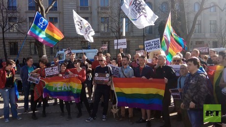 Gegen angebliche Schwulenverfolgung in Tschetschenien: Protest vor der Russischen Botschaft