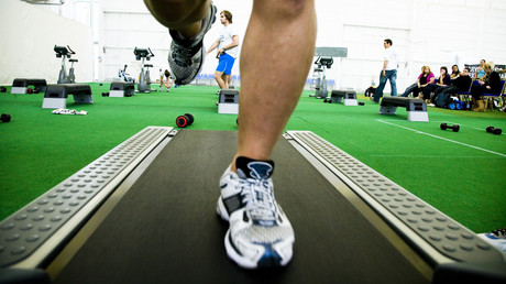 Teuflisches Sportgerät: Junge beim Spielen im Fitnessstudio unter Laufband gezogen