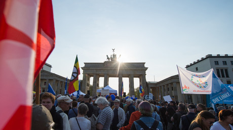 Demonstration vor US-Botschaft in Berlin: "Nein zum Krieg gegen Syrien - Rückkehr zum Völkerrecht!"