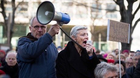 Berlin, Dezember 2016: Die Grünen-Politikerin Marieluise Beck demonstriert vor der Russischen Botschaft gegen die Beteiligung des russischen Militärs an der Befreiung der syrischen Stadt Aleppo. 