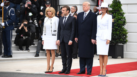 Sie will einfach nicht: Melania lehnt Donald Trumps Hand schon wieder ab
