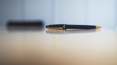 Chinese schluckt 20-Zentimeter Metallstift bei Wette und lebt damit für ein Jahr