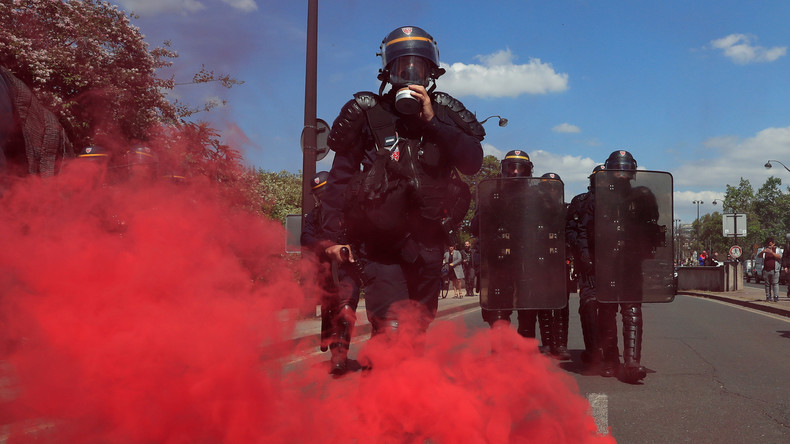 LIVE: Massendemonstration gegen Präsident Macron in Paris