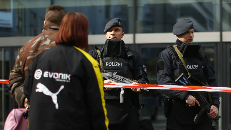 Auto fährt in Essen in Menschengruppe - Polizei sucht verletzte Frau